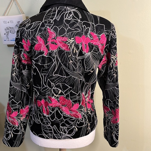 Chico’s Silk Blend Black Fuchsia Floral Embroidered Lined Jacket Sz 1 M/8 - Picture 3 of 13